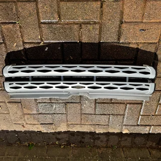 In great condition, all clips intact Range Rover Evoque 2010 - 2018 Main upper bumper Grill for sale