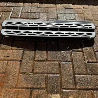 In great condition, all clips intact Range Rover Evoque 2010 - 2018 Main upper bumper Grill for sale