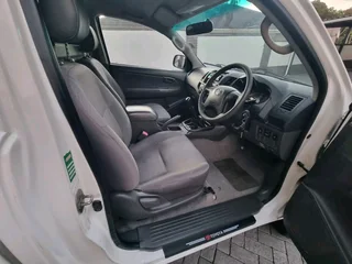 2012 Toyota Hilux 2.5 D4D SRX S/C 4x4Immaculate Condition280 000kmFull service historyCattle RailsAR