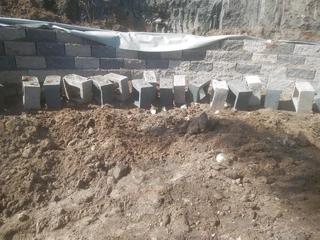 INSTALLATION RETAINING WALLS
