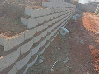 RETAINING WALLS INSTALL