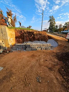 RETAINING WALLS INSTALL