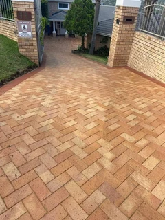 PAVING BRICK DRIVEWAYS