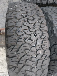 285/70/17 bfgoodrich all terrain ko2 with 95% thread life