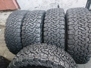 285/70/17 bfgoodrich all terrain ko2 with 95% thread life