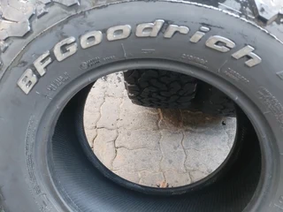 285/70/17 bfgoodrich all terrain ko2 with 95% thread life