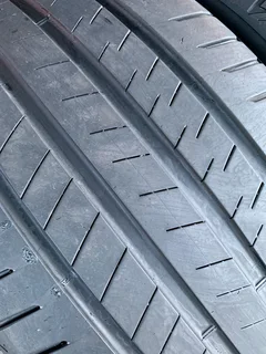 275/40/20 Bridgestone alenza runflat. With 90% thread life