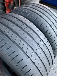 275/40/20 Bridgestone alenza runflat. With 90% thread life