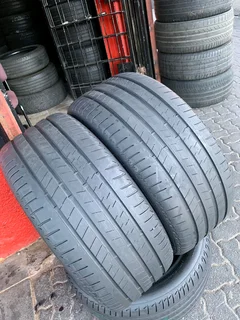 275/40/20 Bridgestone alenza runflat. With 90% thread life