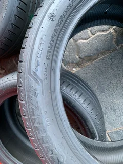 275/40/20 Bridgestone alenza runflat. With 90% thread life