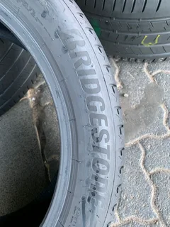 275/40/20 Bridgestone alenza runflat. With 90% thread life