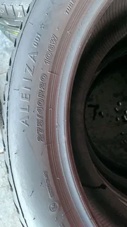 275/40/20 Bridgestone alenza runflat. With 90% thread life