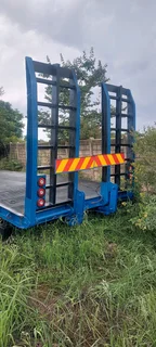 Triaxle low bed trailer