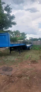 Triaxle low bed trailer