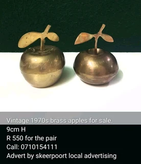 Vintage 1970s pair of brass apples for sale.