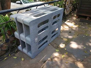 6x Heavy duty plastic pallets for sale. R500 each