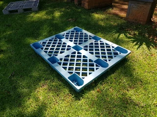 6x Heavy duty plastic pallets for sale. R500 each