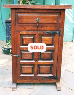 Unique 1930s Italian Neoclassical hammered brass and copper side table for sale.