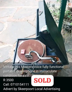 Vintage fully functional portable gramophone for sale. In Immaculate condition