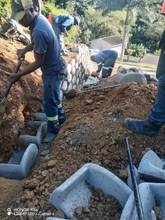 RETAINING walls installations