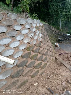 RETAINING walls installations