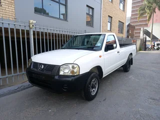 2016 Nissan Hardbody 2.0 Manual with 152000kms comes with service history books and manual spare key