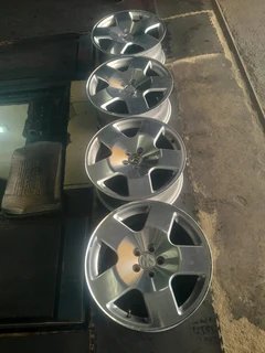 Clean 17&#34;VW POLO RIMS