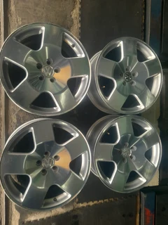 Clean 17&#34;VW POLO RIMS