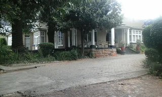 NO DEPOSIT SOLAR POWER AND BOREHOLE WATER R2400  Houghton Furnished or unfurnished