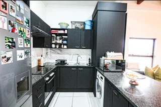 2BED 2BATH FOR RENT IN BRYANSTON. TO VIEW,PLEASE CONTACT THE OWNER AT 0827554433