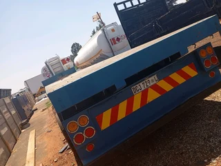 Double axil flat deck trailer