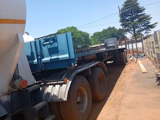 Double axil flat deck trailer