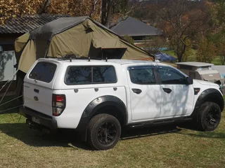 Ford ranger DC canopy includes roof rack