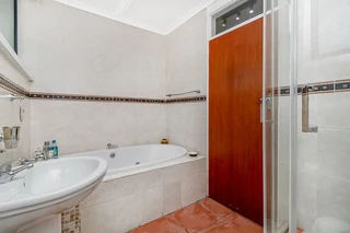 Constantia Kloof 3 bed. 2 bath. Bachelor flat 2 garage.