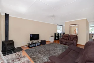 Constantia Kloof 3 bed. 2 bath. Bachelor flat 2 garage.