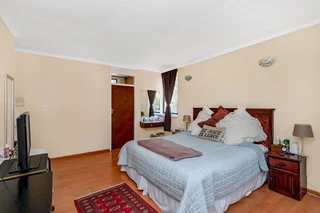 Constantia Kloof 3 bed. 2 bath. Bachelor flat 2 garage.