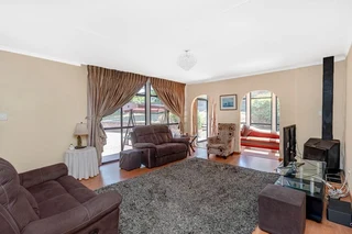 Constantia Kloof 3 bed. 2 bath. Bachelor flat 2 garage.