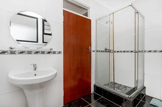 Constantia Kloof 3 bed. 2 bath. Bachelor flat 2 garage.