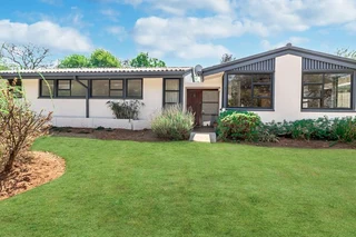 Constantia Kloof 3 bed. 2 bath. Bachelor flat 2 garage.