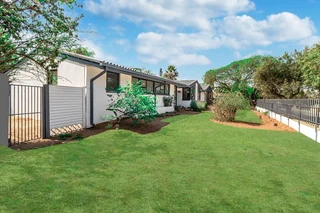 Constantia Kloof 3 bed. 2 bath. Bachelor flat 2 garage.