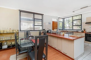 Constantia Kloof 3 bed. 2 bath. Bachelor flat 2 garage.