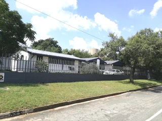 Constantia Kloof 3 bed. 2 bath. Bachelor flat 2 garage.