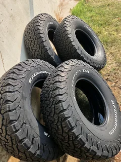 285/75 R16 landcruiser tyres set fresh bf Goodrich