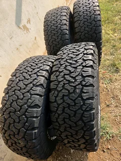 285/75 R16 landcruiser tyres set fresh bf Goodrich