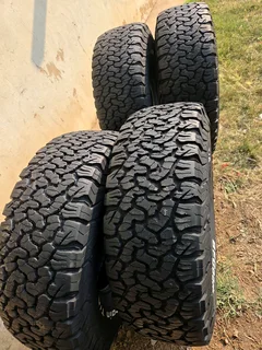 285/75 R16 landcruiser tyres set fresh bf Goodrich