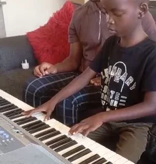 Musical keyboard lessons