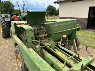 John Deere 342 wire tie baler