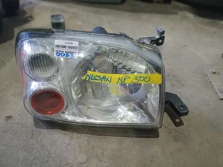 Nissan Np300 Headlight