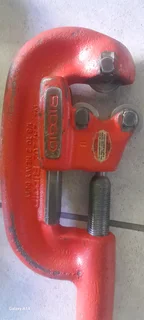 Ridgid pipe threader and pipe cutter