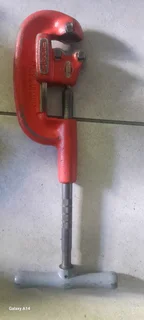 Ridgid pipe threader and pipe cutter